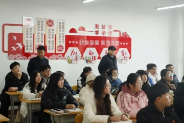 校领导带队深入教学一线开展新学期首日教学检查工作